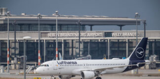 Am Mittwoch kommt es am BER wegen eines Lufthansa-Warnstrweiks zu Flugausfällen und Verzögerungen. Bild: IMAGO / Manngold