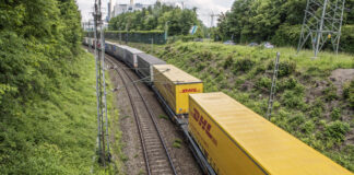 Von Berlin nach Baden WÜrttemberg und ins Ruhrgebiet: DHL-Pakete auf der Schiene. Bild: IMAGO / Wolfgang Maria Weber
