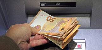 Einigen Geldautomaten in Berlin geht aktuell das Geld aus. Bild: IMAGO / Gottfried Czepluch