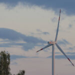Klimawandel und Energiekrise: Umweltsenatorin Bettina Jarasch setzt auf den Ausbau der Windkraft. Wo das geschehen soll, ist noch unklar. Bild: IMAGO/blickwinkel