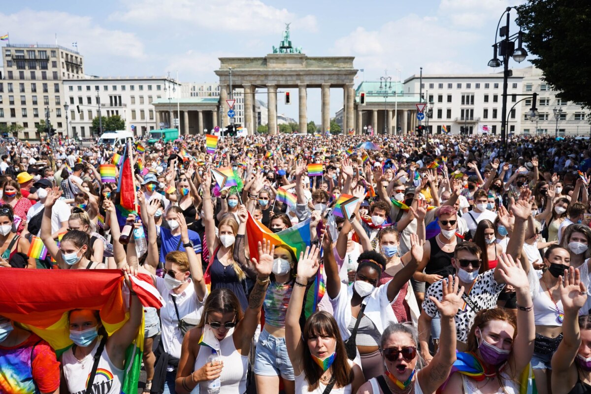 Tausende Menschen nehmen 2021 an der Parade des Christopher Street Day (CSD) in Berlin teil.