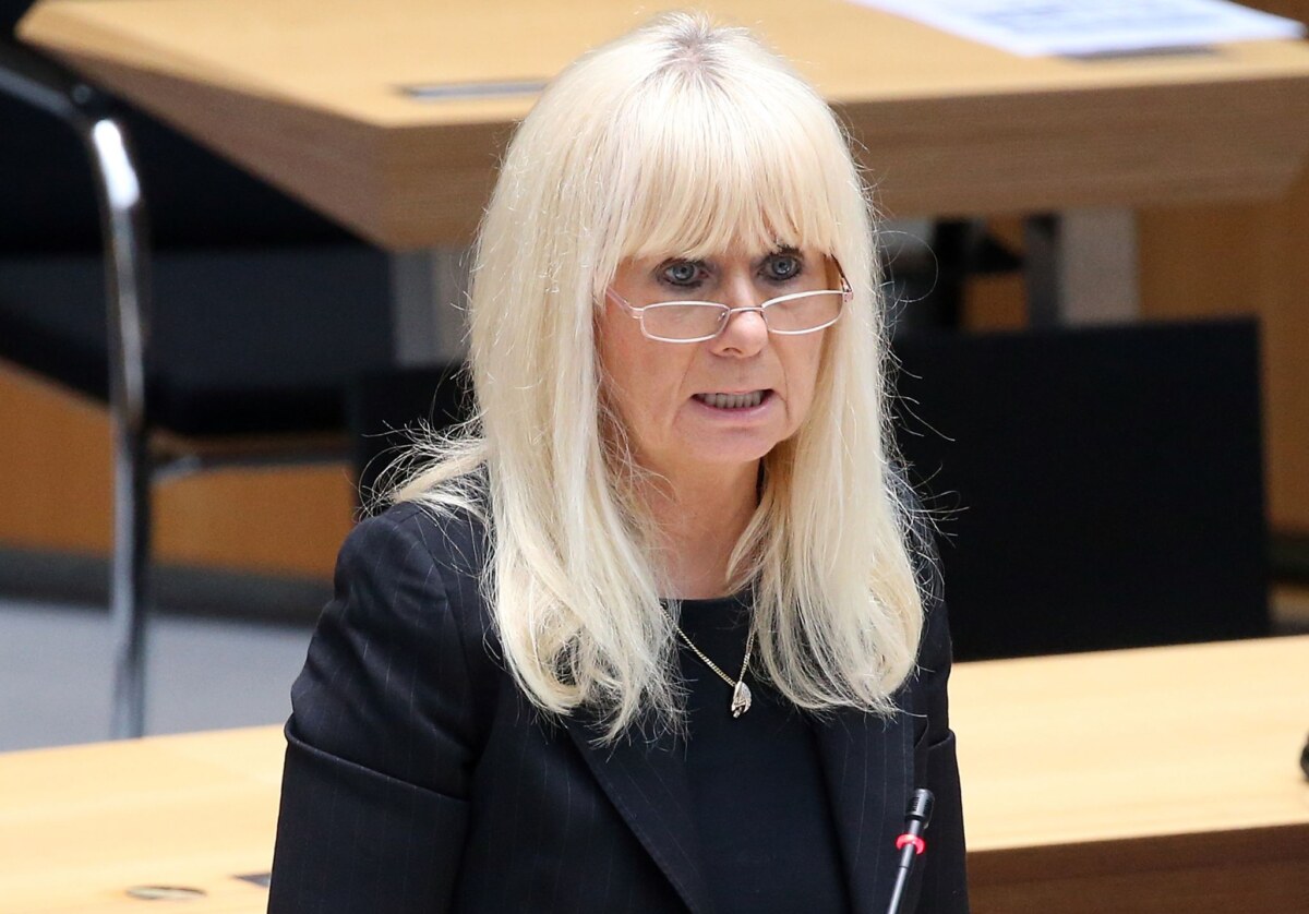 Iris Spranger (SPD), Innensenatorin, spricht im Berliner Abgeordnetenhaus.