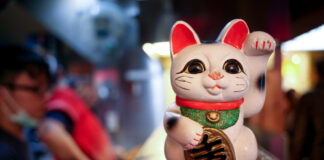 Klassische Maneki-neko-Figur aus Porzellan, ein Glücksbringer in Japan. Foto: iStock / Getty Images Plus / DaphneOliveros
