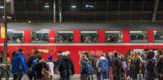 Reisende auf dem Berliner Hauptbahnhof steigen in einen DB Regio Express. Der RE 1 verkehrt zwischen Frankfurt/Oder und Magdeburg über Berlin und Potsdam
