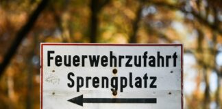 Feuerwehrzufahrt Sprengplatz Kronprinzessinnenweg Grunewald Berlin Deutschland *** access for f