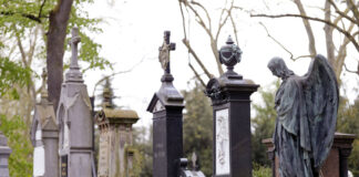 Symbolbild: Gräber auf einem Friedhof