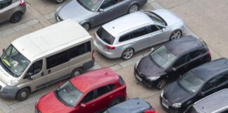 Mitarbeiter im Schichtsystem sollen frei parken dürfen. Bild: IMAGO / imagebroker