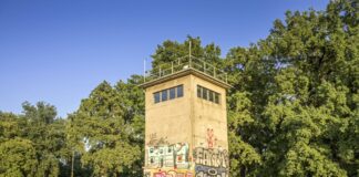 Alter DDR-Wachturm, Schlesische Straße, Treptow, Berlin, Deutschland *** Old GDR watchtower, Schlesische Straße, Treptow