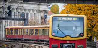 Die S7 ist am 31. August 2022 wegen eines SPrengeinsatzes im Grunewald unterbrochen. Bild: IMAGO / Rüdiger Wölk