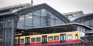 Eine S-Bahn an der Friedrichstraße