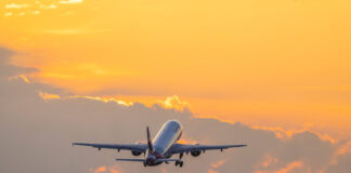 Ein Flugzeug von Eurowings startet in den Morgenhimmel