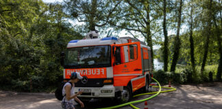 Waldbrand im Grunewald Berlin, Deutschland - 4. August 2022: Ein Feuerwehr Löschfahrzeug steht bereit um Wasser aus der