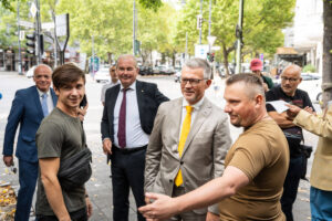 Schirmherr Andriy Melnyk (2.v.r.) kam am Montag zur Eröffnung des Kunstprojektes am Kurfürstendamm. Bild: IMAGO/Stefan Zeitz