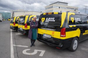 Die BVG-Vorstandsvorsitzende Eva Kreienkamp vor den neuen Muva-Bussen. Foto: Sascha Uhlig