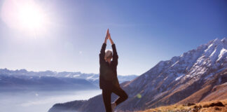 Yoga auf der Bergspitze bedeutet, den Alltag im Tal zu lassen. Bild: iStock/Getty Images Plus/Kate_Koreneva