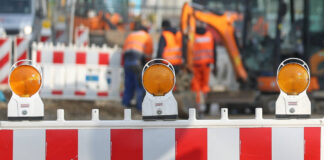 Die Fahrbahnsanierungsarbeiten auf dem Tempelhofer Damm werden ab Montag in einem neuen Bauabschnitt zwischen Kaiserin-Augusta-Straße und Friedrich-Wilhelm-Straße weitergeführt. Symbolbild: IMAGO/localpic