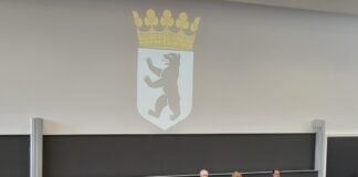Ludgera Selting (3.v.l.), die Präsidentin des Berliner Verfassungsgerichtshofes, begründete die Einschätzung mit einer unzureichenden Vorbereitung der Wahl, die den rechtlichen Anforderungen voraussichtlich nicht genügt habe. Bild: Nils Michaelis