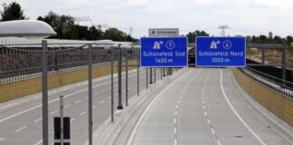 Abfahrt Schönefeld Nord und Süd auf der Autobahn A 113