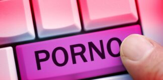 Finger auf Computertastatur mit Porno-Taste Symbolbild