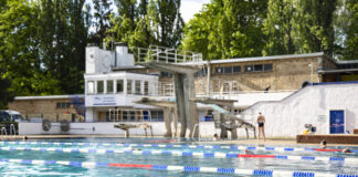 Im Sommebad am Insulaner können sich Schwimmfans noch bis zum 25. September verausgaben. Bild: IMAGO/Emmanuele Contini