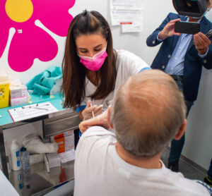 Ein Mann erhält die "Booster"-Impfung. Foto: IMAGO / NurPhoto