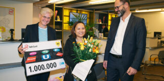 Junge Frau bekommt Blumen