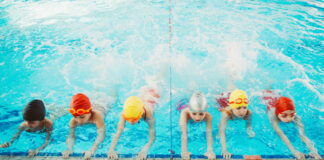 Kinder am Schwimmbeckenrand.