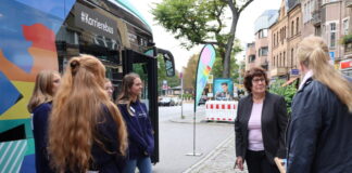 Bezirsbürgermeistern Maren Schellenberg (rechts im Bild) bei einem früheren Aktionstag mit dem Karrierebus in Steglitz-Zehlendorf. Bild: Bezirksamt Steglitz-Zehlendorf.