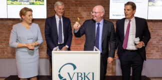Franziska Giffey steht mit Vertretern des VBKI an einem Pult.