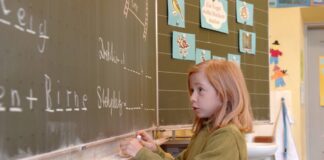 In der Rechtschreibung, beim Lesen und Zuhören sowie im Fach Mathematik sind die Kompetenzen von Berlins Grundschülern schlechter als im Bundesdurchschnitt. Bild: IMAGO/Simon