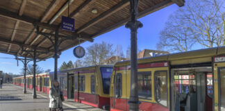 S-Bahnhof Zehlendorf: Die S1 rollt wieder. Archivbild: IMAGO/Schöning