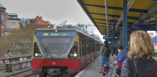 Ein Zug der S42 am S-Bahnhof Bundesplatz. Bild: IMAGO/Joko