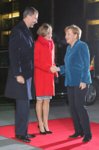 El rey Felipe VI y la reina Letizia de España también se reunieron con la entonces canciller Merkel en 2014.  Foto: IMAGO / Tinkeres 