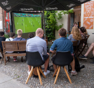 Public Viewing im Freien darf länger als 22 Uhr laufen. Foto: IMAGO / Seeliger