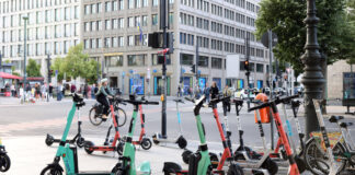 Wahllos abgestellte E-Roller sind nich nur unansehnlich, sondern auch gefährlich.Bild: IMAGO/Sabine Gudath