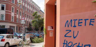 Miete zu hoch-Schriftzug auf einer Hauswand in Prenzlauer Berg.