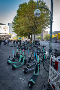 Reichlich E-Scooter in der City West in Berlin. Foto: IMAGO / Jürgen Ritter