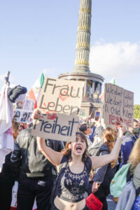 Der Slogan der Proteste: "Frau, Leben, Freiheit". Foto: IMAGO / Jürgen Held