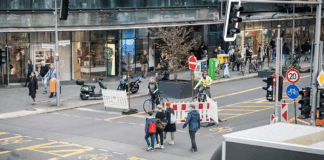 Menschen auf der Flaniermeile an der Friedrichstraße.