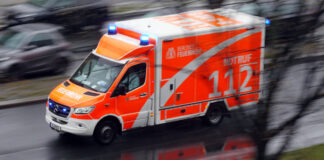 Rettungswagen auf Berliner Straße unterwegs. Bild: Frank Sorge