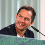 Marcel Schäfer lacht während einer Pressekonferenz.
