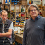 Drehorgelbauer Axel Stüber (rechts) aus Berlin-Biesdorf und sein Mitarbeiter Gerhard Hoffmann (links). Foto: Sascha Uhlig