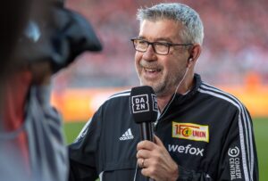 Trainer Urs Fischer von Union Berlin spricht lachend im Interview.