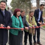 Vor Ort in Britz mit dabei: Stadtentwicklungssenator Andreas Geisel, Bildungssenatorin Astrid-Sabine Busse, Schulleiter Andreas Seefeld, Bildungsstadträtin Karin Korte und Bezirksbürgermeister Martin Hikel (von links). Bild: Bezirksamt Neukölln