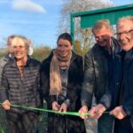 Feierliche Eröffnung der Ersatzflächen auf dem Südgelände: Bezirksstadträtin Saskia Ellenbeck (Bildmitte) mit dem Bezirksverband der Kleingärtner Schöneberg-Friedenau. Bild: BA Tempelhof-Schöneberg