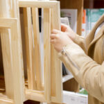 Frau sucht nach Kunst