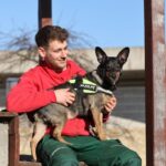 Tierheim-Mitarbeiter mit süßem Hund.