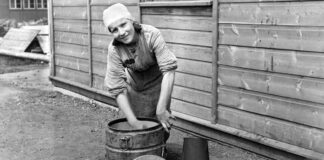 Eines von Millionen Schicksalen im Zweiten Weltkrieg: Eine "Ostarbeiterin" aus der Sowjetunion in einem Berliner Barackenlager. Bild: IMAGO/Rolf Poss