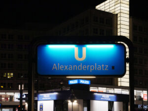 Berlin - Deutschland. U-Bahnhof Alexanderplatz mit der Polizei im Hintergrund. *** Berlin Germany U Station Alexanderplatz with police in the background