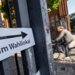 Wähler auf dem Weg zur Stimmabgabe anlässlich der Bundestagswahl, der Wahl zum Berliner Abgeordnetenhaus und der Abstimmung über ein Volksbegehren in einem Wahllokal in Berlin-Prenzlauer Berg.